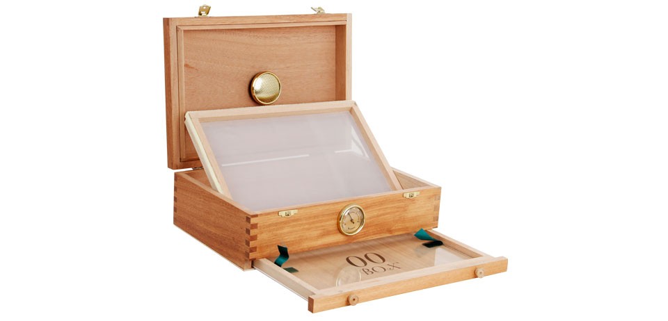 Caja 00 Box Curado (Madera Cedro) Mediana  La 00BOX es una caja de cedro para curar la marihuana con una malla en el fondo para filtrar la glándula, y con un cajón inferior donde puede recogerse con facilidad.  El cedro es la mejor madera noble para curar 1