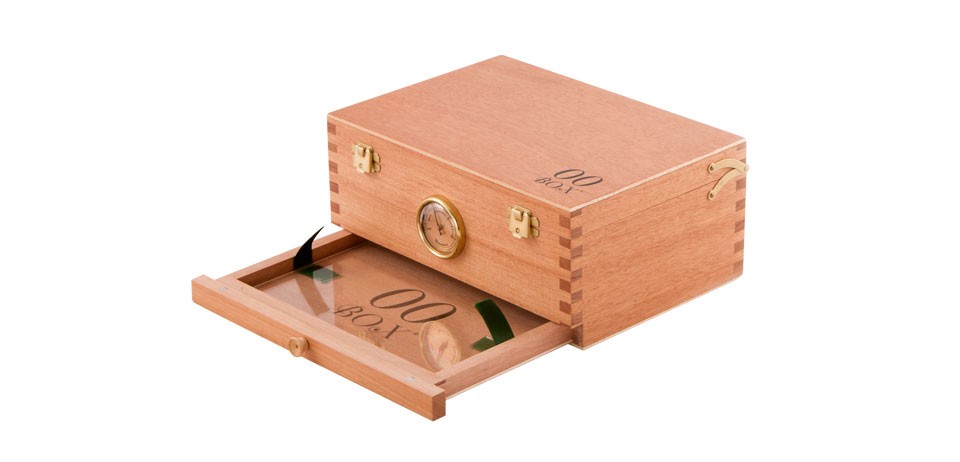 Caja 00 Box Curado (Madera Cedro) Mediana  La 00BOX es una caja de cedro para curar la marihuana con una malla en el fondo para filtrar la glándula, y con un cajón inferior donde puede recogerse con facilidad.  El cedro es la mejor madera noble para curar 0