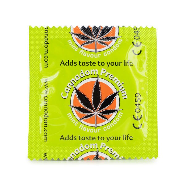 cannadom-premium-preservativo-con-sabor-a-cannabis 0